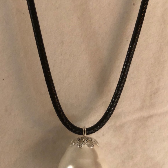 Shell baroque pearl on coated 18”-19” cord - Picture 3 of 3